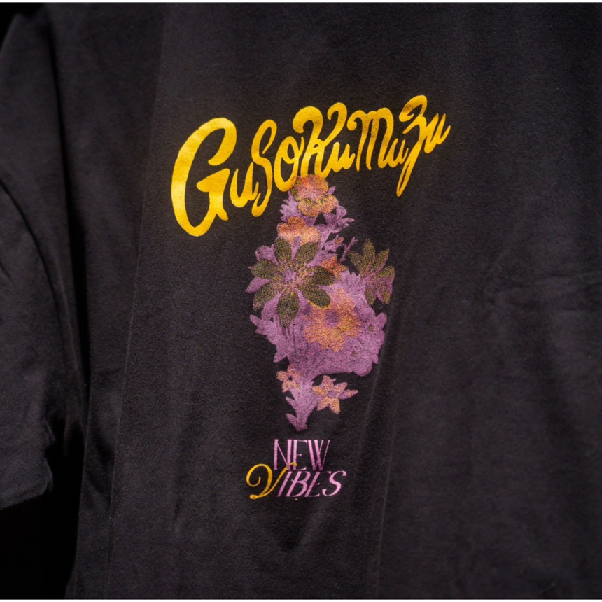 NEW VIBES Tシャツ
